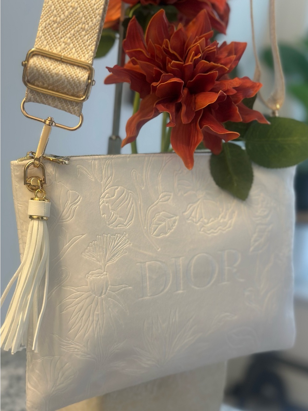 Dior White Embossed Floral Beauty/Cosmetic Bag GWP NWOT PLZ READ DESCRIPTION - Picture 4 of 6